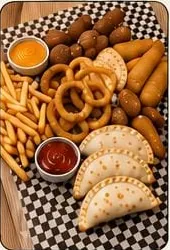 Gran picada caliente con papas, aros de cebolla y empanaditas
