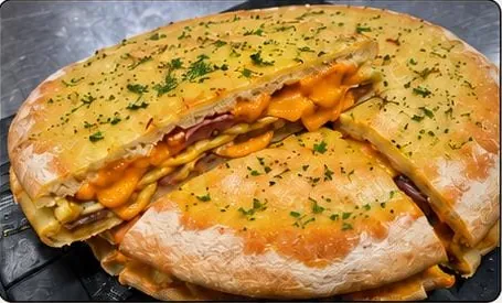 Pizza rellena Don Orione cortada, con cheddar